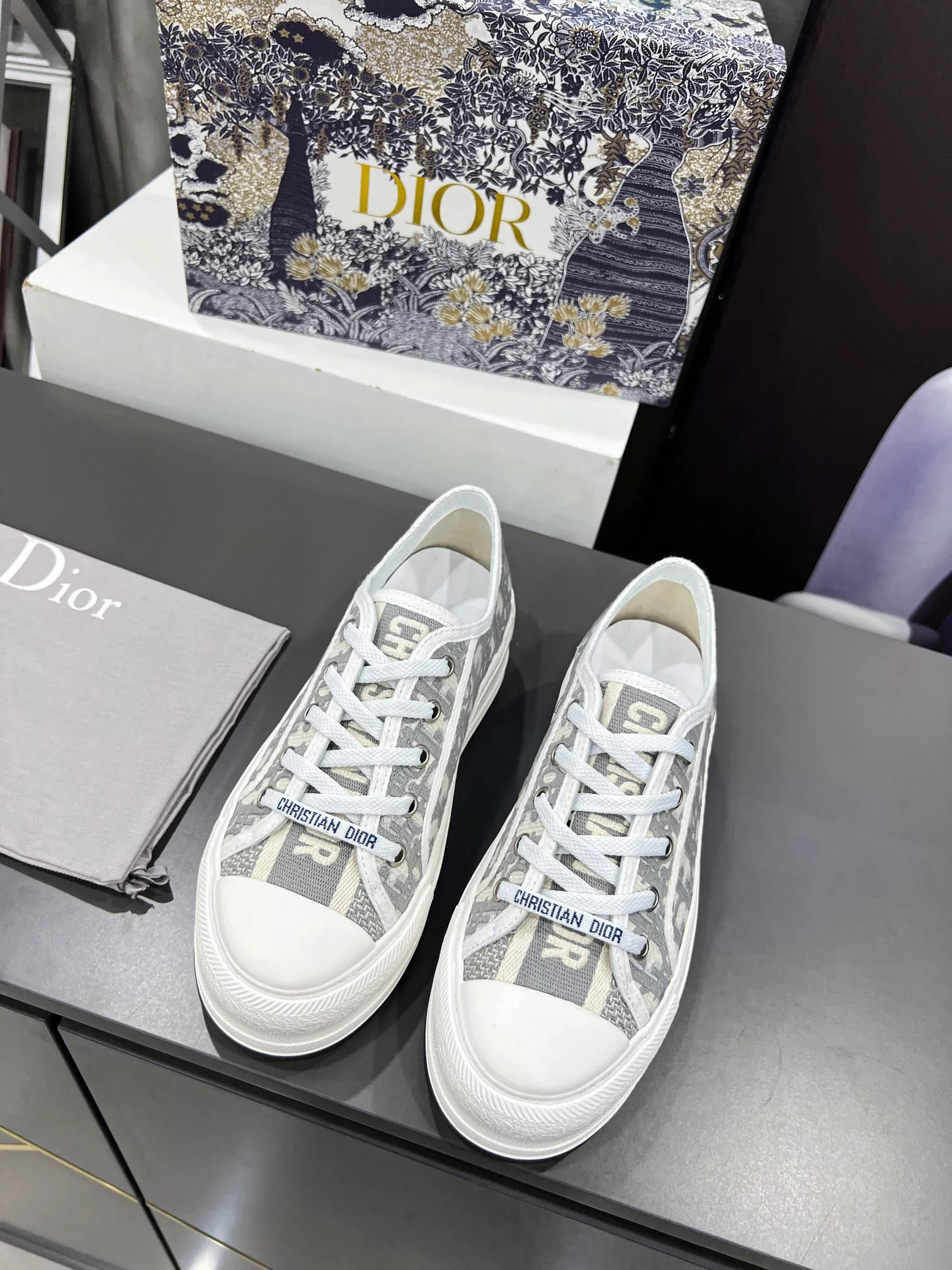 👟👟Ex-factory price 520👟👟Dior【Dior】This Walk'n'Dior thick-soled sneaker is a fashionable item that enhances the style of the series. The latest spring show style, thick-soled shoes from major celebrities, super versatile, 1:1 replica of the original, white canvas upper, with comfortable thick sole, tongue and Christian Dior Paris logo laces. The EVA sole is embellished with Christian Dior's lucky star symbol, adding a chic edge to any casual look. Code number: 35-41